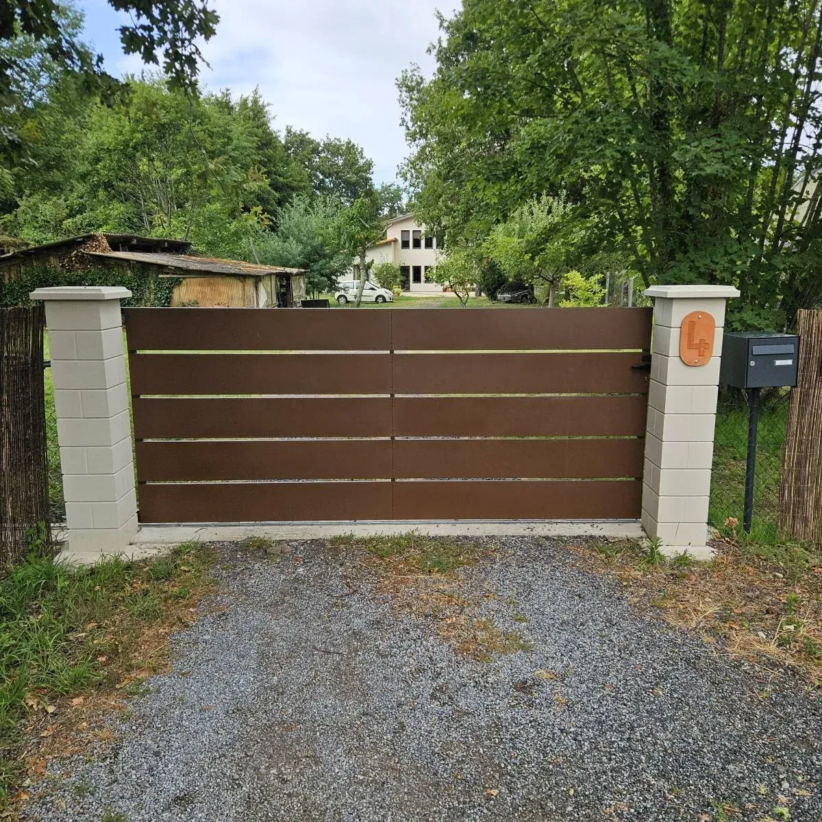 Fabrication et pose de portail coulissant en acier corten sur mesure à La Teste-de-Buch