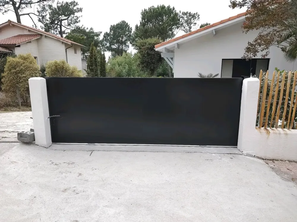 Création de portail sur mesure  fabrication d'un portail plein à Salles (3webp