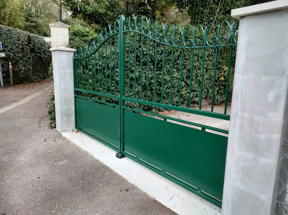 Installation d'un portail en acier sur mesure à l'entrée d'une maison à Biganos (webp