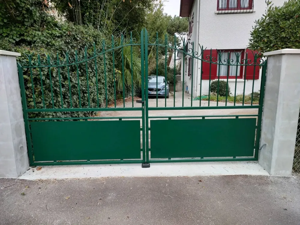 Installation d'un portail en acier sur mesure à l'entrée d'une maison à Biganos (webp