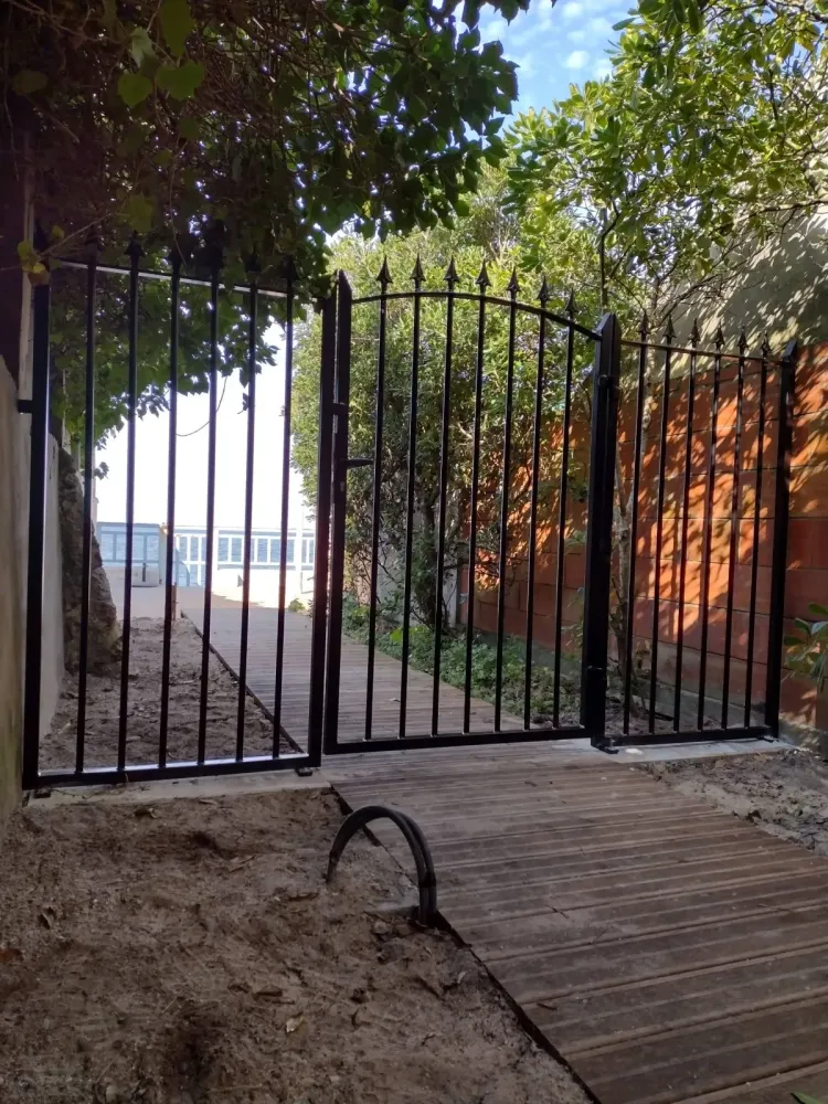Entreprise spécialisée dans la pose et la fabrication sur mesure de portillon en acier à Arcachon (webp