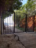 Entreprise spécialisée dans la pose et la fabrication sur mesure de portillon en acier à Arcachon (webp