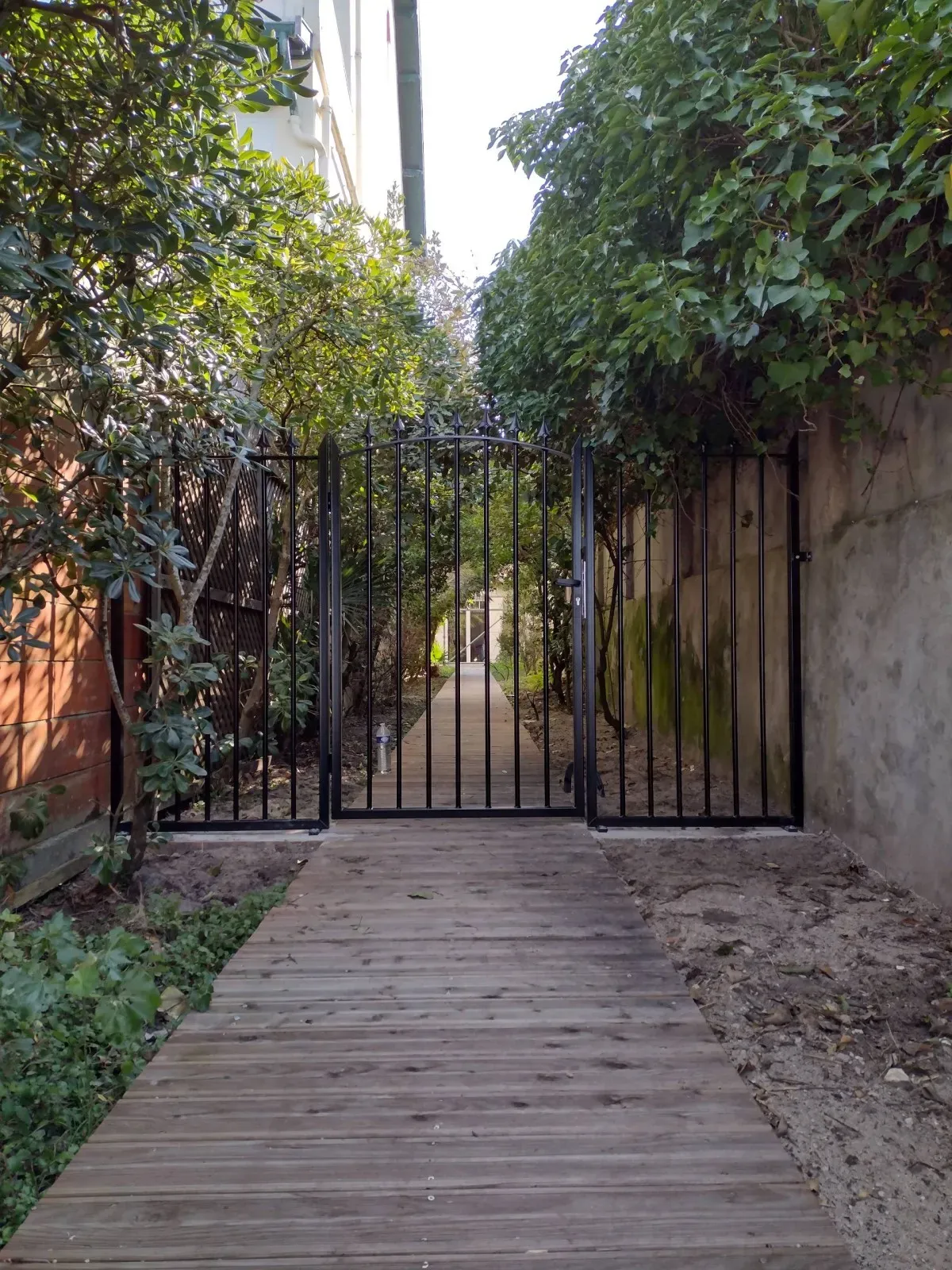 Entreprise spécialisée dans la pose et la fabrication sur mesure de portillon en acier à Arcachon