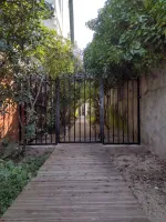 Entreprise spécialisée dans la pose et la fabrication sur mesure de portillon en acier à Arcachon (webp