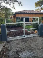 Fabrication sur mesure et pose d’un portail en acier et bois à Andernos les Bains (webp