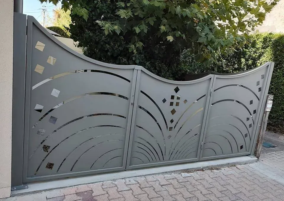 Conception et pose d’un portail sur mesure en accordéon découpé au laser sur le bassin d’Arcachon