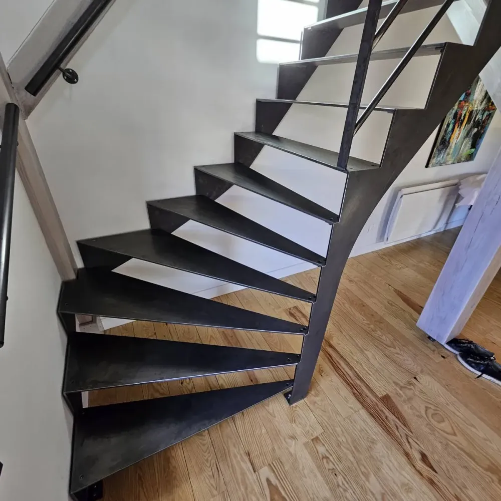 Ou peut on trouver une entreprise qui fabrique des escaliers en acier brut à Gujan Mestras  (3)webp