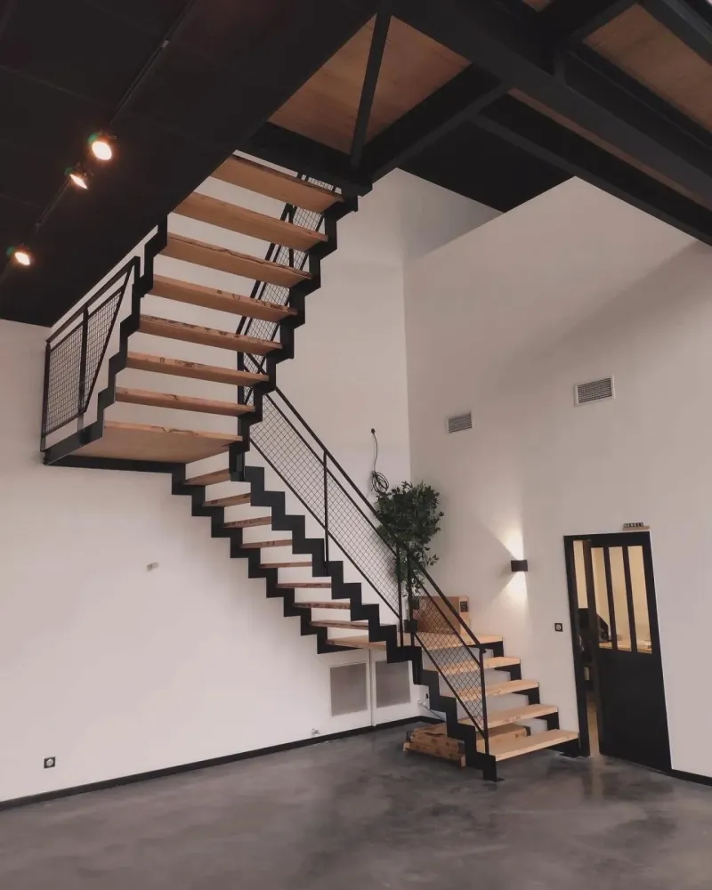 Quelle entreprise fabrique des escaliers sur mesure en acier et marches bois sur Mios (1)