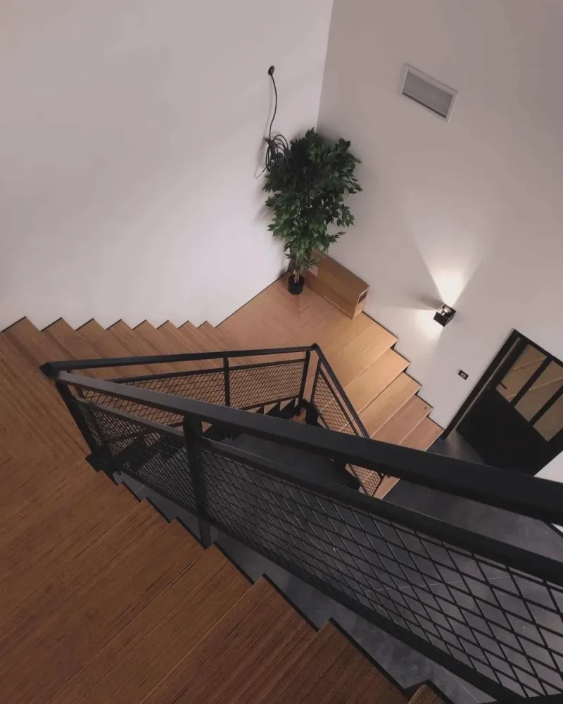 Quelle entreprise fabrique des escaliers sur mesure en acier et marches bois sur Mios (2)