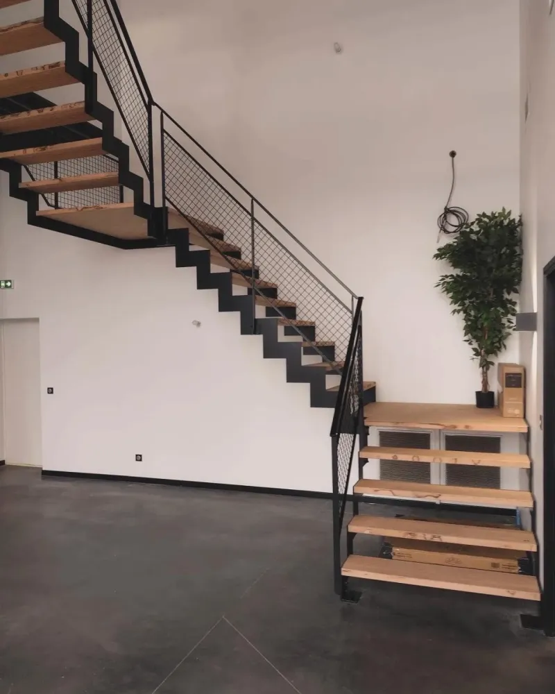 Quelle entreprise fabrique des escaliers sur mesure en acier et marches bois sur Mios (3)