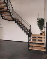Quelle entreprise fabrique des escaliers sur mesure en acier et marches bois sur Mios (3)