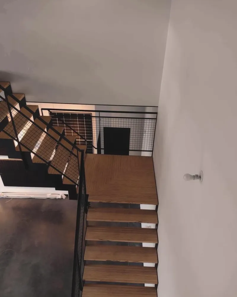 Quelle entreprise fabrique des escaliers sur mesure en acier et marches bois sur Mios (5)