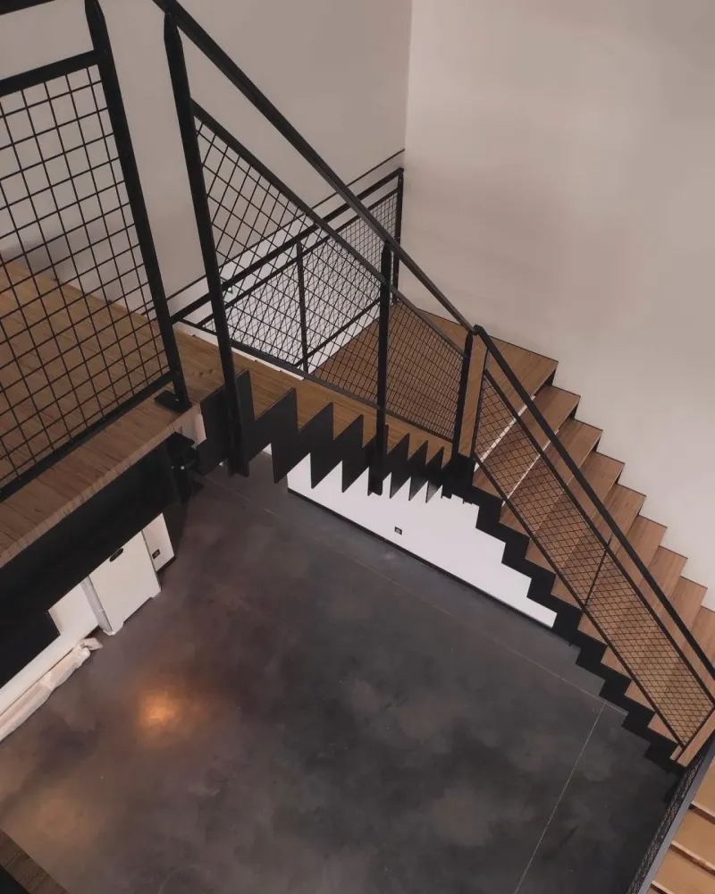 Quelle entreprise fabrique des escaliers sur mesure en acier et marches bois sur Mios (6)