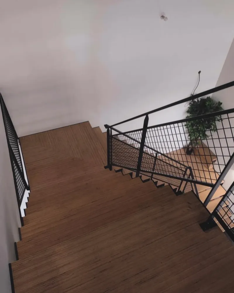 Quelle entreprise fabrique des escaliers sur mesure en acier et marches bois sur Mios (7)