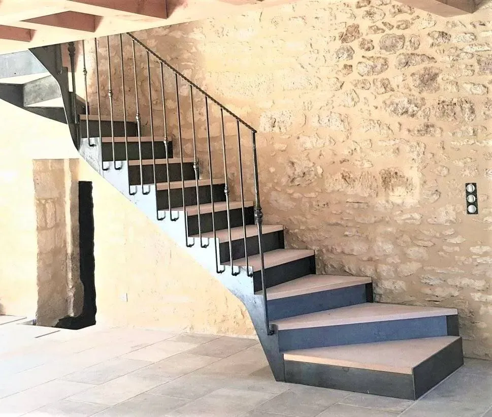 Réalisation d’un escalier en acier et marches bois sur Gujan-Mestras avec son garde-corps en fer forgé webp