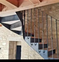 Réalisation d’un escalier en acier et marches bois sur Gujan-Mestras avec son garde-corps en fer forgé webp