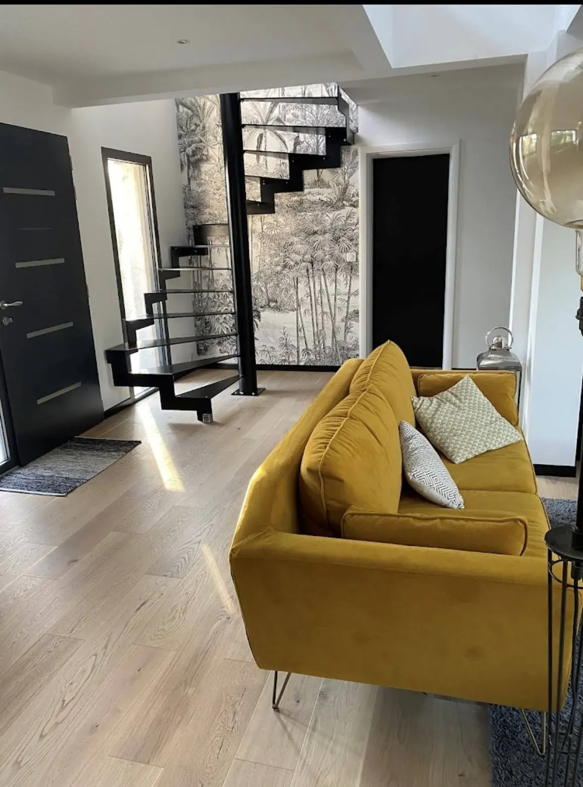 Conception et pose d’un escalier hélicoïdale carré en acier thermolaqué noir à la Teste de Buch