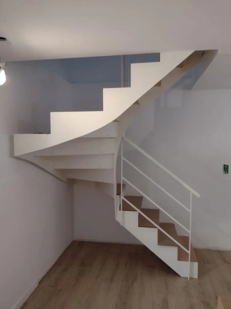 Pourquoi choisir un escalier en acier sur mesure sur le bassin d’Arcachon  (1webp