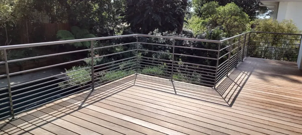 Pose de gardes corps acier en barreaudage vertical thermolaqué à Arcachon (1webp