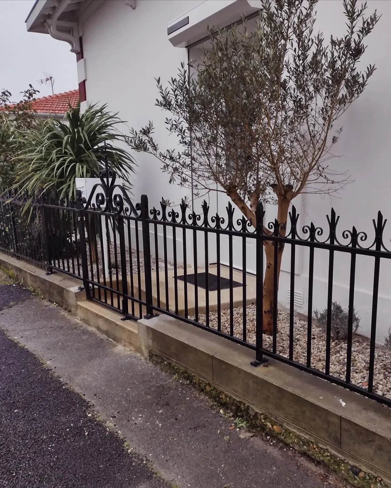 Artisan Métallier pour la conception de grilles en acier avec volutes sur mesure à Gujan-Mestras