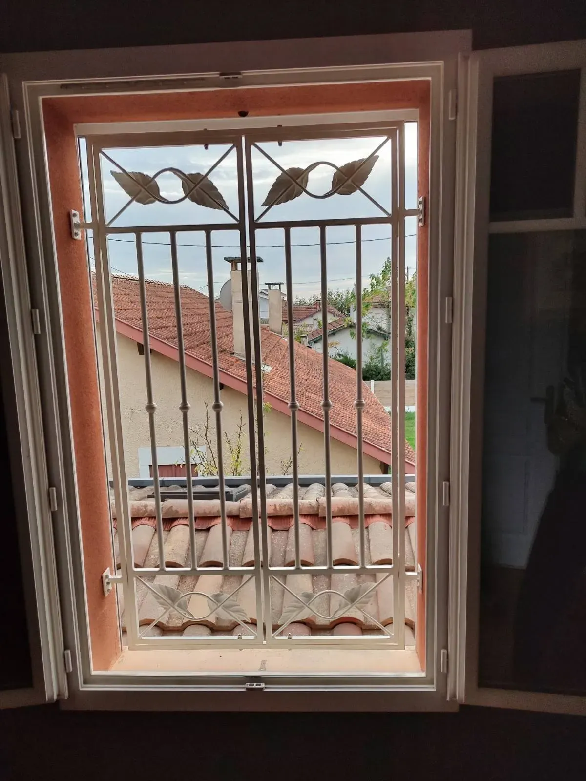 Fabrication et installation d’une grille de défense en fer forgé sur mesure au Lège Cap Ferret