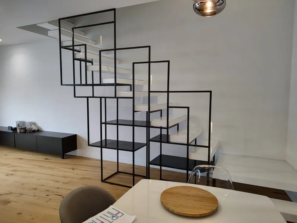 Pose et fabrication d’une étagère en acier sur mesure webp