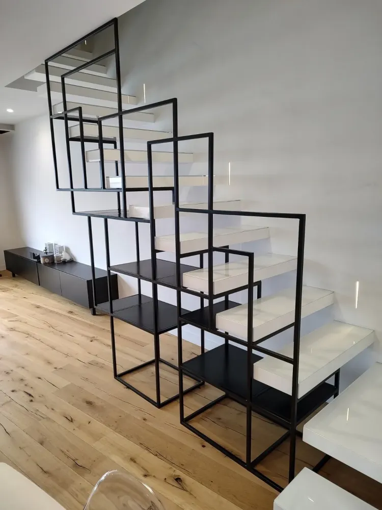 Pose et fabrication d’une étagère en acier sur mesure webp